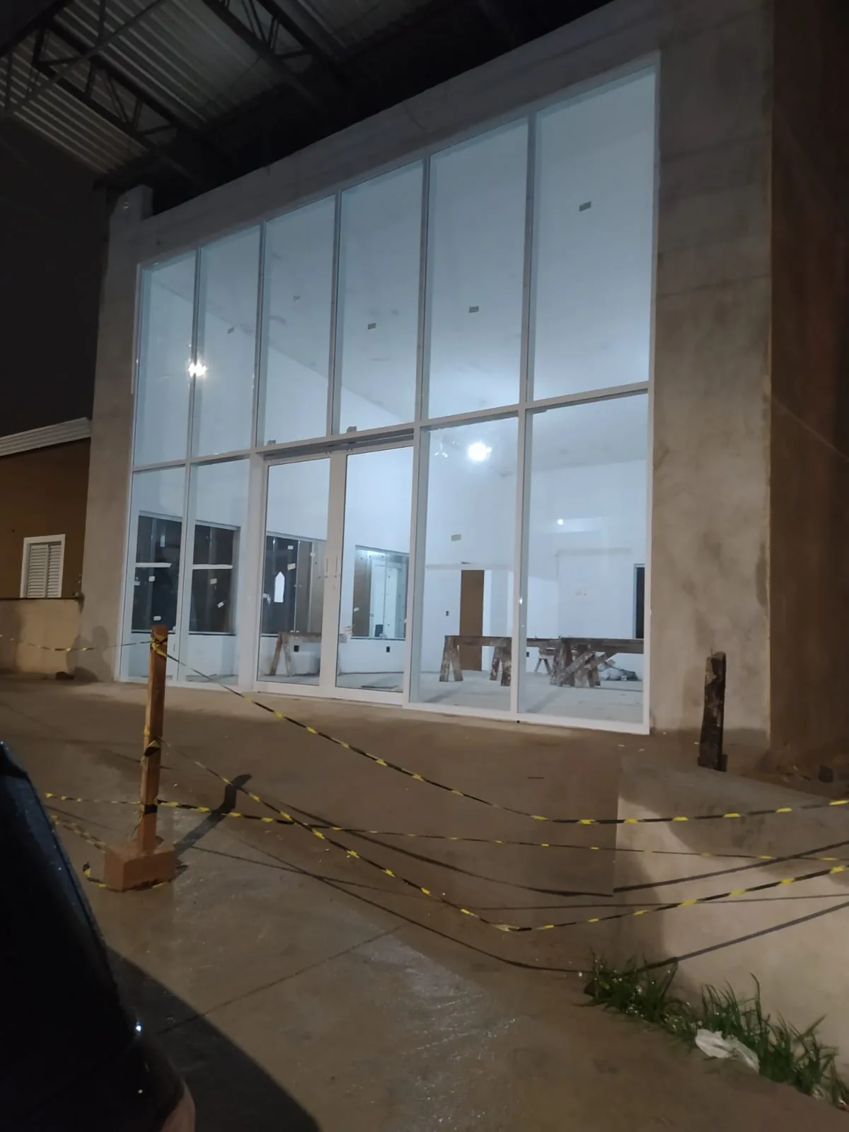 Fachada envidraçada com esquadria preta