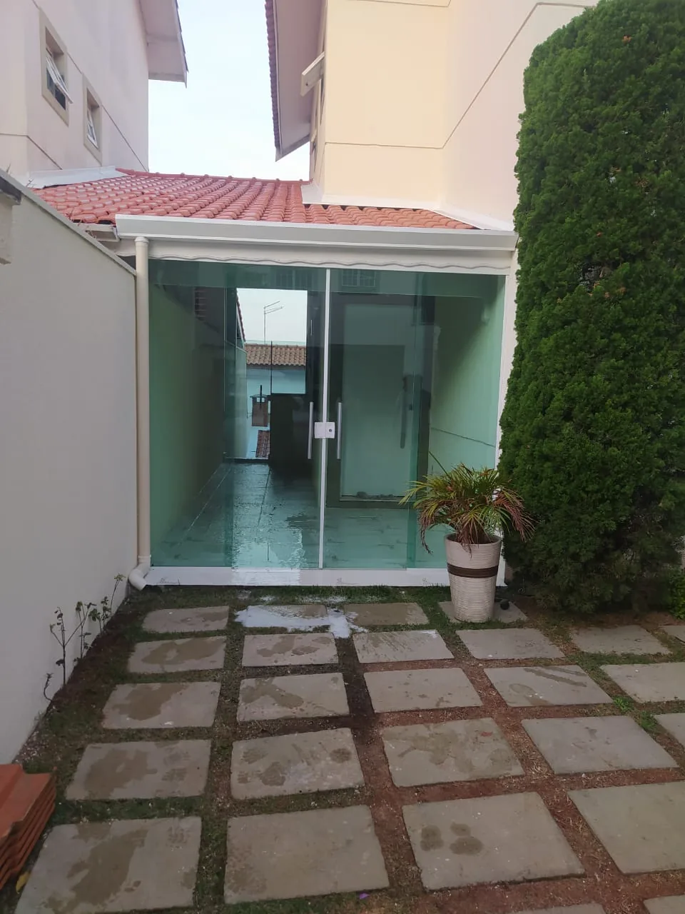 Fachada de vidro verde com porta executada pela RG Port