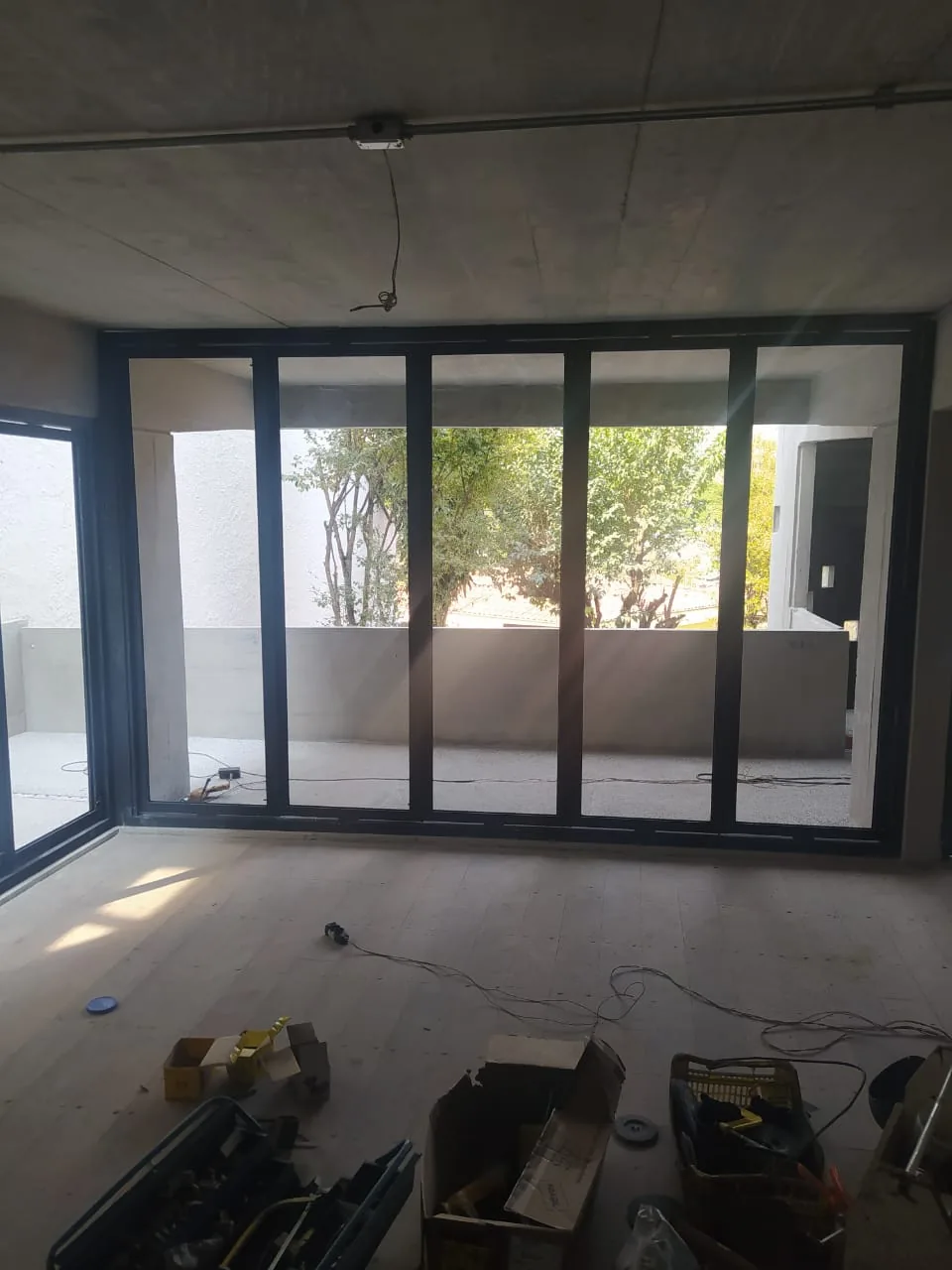 Esquadria de alumínio preta instalada em sacada com vista